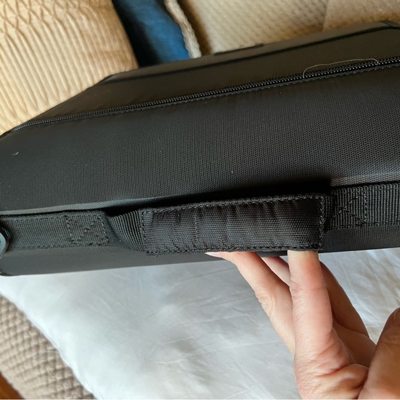 Binder that zips. Built in dividers. Tons of storage. Carrying handle. 3 ring. - Picture 3 of 9